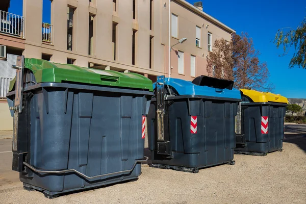 Tři koše na recyklaci odpadu — Stock fotografie