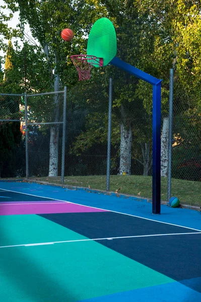 Цветная Баскетбольная Площадка Синий Фиолетовый Зеленый Оранжевый — стоковое фото