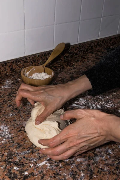 Mujer Amasando Pan Casa Durante Confinamiento — Foto de Stock