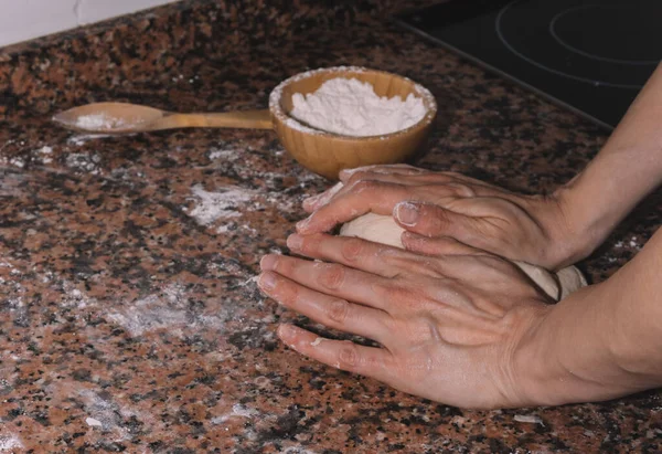 Mujer Amasando Pan Casa Durante Confinamiento — Foto de Stock