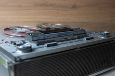 Eski kayıt cihazının başlatılması, oynat, durdur, geri sar, adam çalıyor