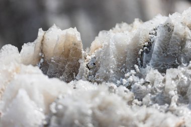 Güneşte parlayan beyaz tuz taşları