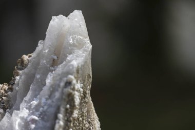 Güneşte parlayan beyaz tuz taşları