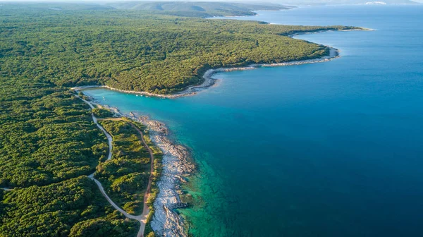 Дрон Стріляв Скелястому Узбережжю Під Час Денного Світла Водою Смарагдового — стокове фото