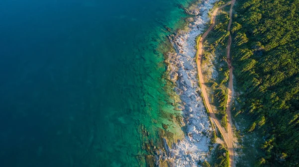 Drone Tiro Promontório Rochoso Luz Dia Com Água Cor Esmeralda Imagem De Stock