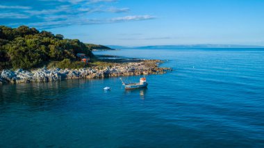 Dron, yeşil orman ve kayalık sahil sahil şeridi görünümünden