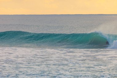 Avustralya'da bir güzel bir sağ dalga sürme sörfçü