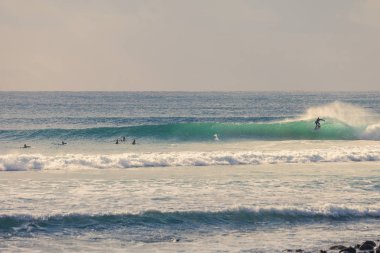 Avustralya'da bir güzel bir sağ dalga sürme sörfçü