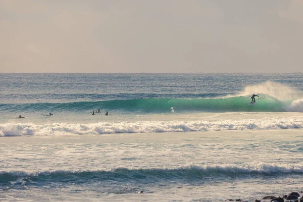 Surfista montando uma bela onda direita na Austrália — Fotografia de Stock