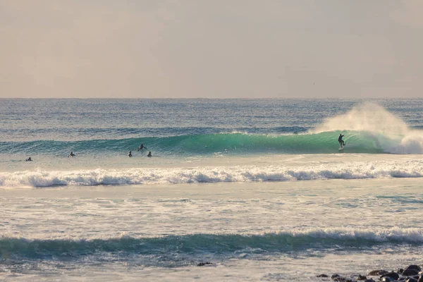 Surfista montando una hermosa ola de la mano derecha en Australia —  Fotos de Stock