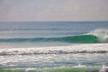 Avustralya'da bir güzel bir sağ dalga sürme sörfçü