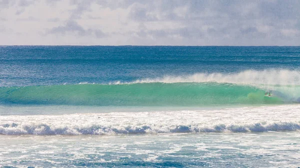 Surfer rijden een mooie rechtse golf in Australië — Stockfoto