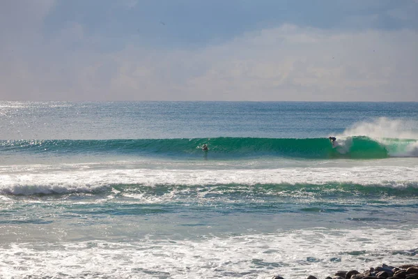 Surfer mengendarai gelombang tangan kanan yang indah di Australia — Stok Foto