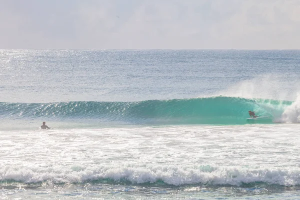 Surfer rijden een mooie rechtse golf in Australië — Stockfoto