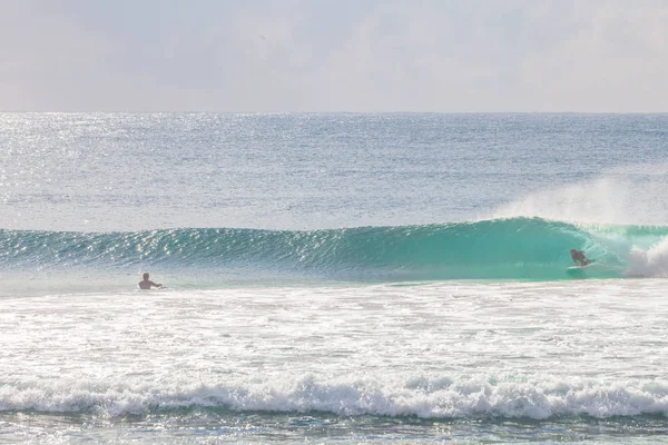 Surfista montando una hermosa ola de la mano derecha en Australia —  Fotos de Stock