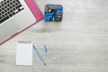 Not defteri ve kopyalama alanı ile işyeri üst görünümü