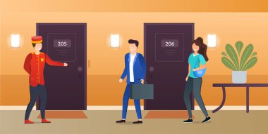 Otel kapıcısı yeni ziyaretçiler için odayı gösteriyor.