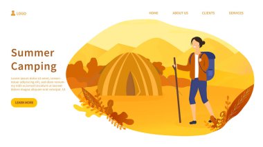 Çölde yürüyüş yapan bir kadınla yaz kampı konsepti.