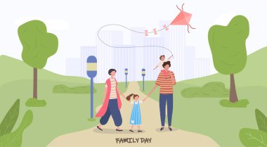 Genç aile parkta Aile Günü 'nün tadını çıkarıyor.