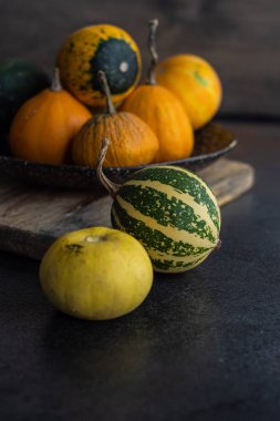 Taş zeminde sebze kabağı.