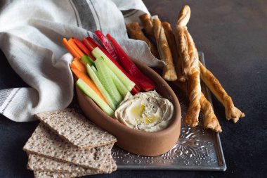 Humus vejetaryen yemeği.