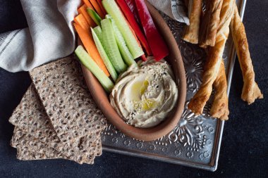 Humus vejetaryen yemeği.