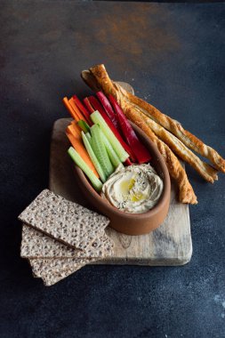 Humus vejetaryen yemeği.