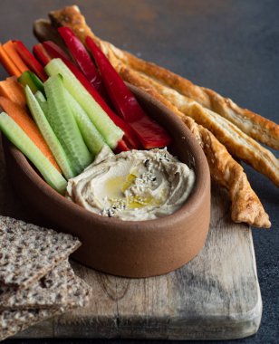 Humus vejetaryen yemeği.