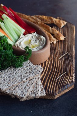 Humus vejetaryen yemeği.