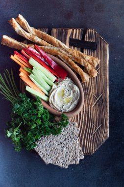 Humus vejetaryen yemeği.