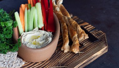 Humus vejetaryen yemeği.