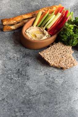 Humus vejetaryen yemeği.