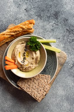 Humus vejetaryen yemeği.