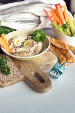Humus vejetaryen yemeği.