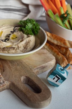 Humus vejetaryen yemeği.