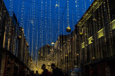 Gece şehrinde aydınlanma