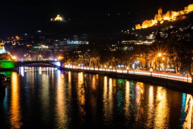 Gece şehrinde aydınlanma