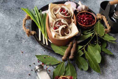 Taş zeminde geleneksel Gürcistan mutfağı aphazurası