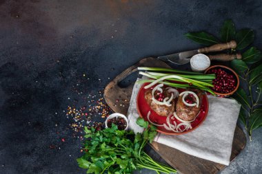 Taş zeminde geleneksel Gürcistan mutfağı aphazurası