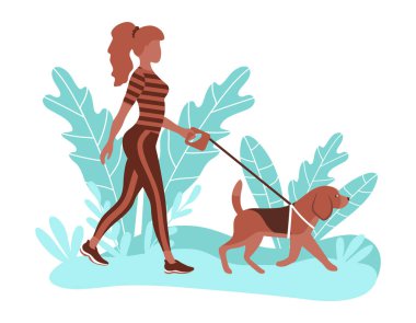 Genç sporcu kadın köpeğiyle yürüyor.