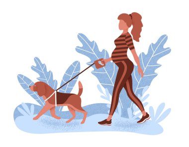 Hamile bir kadın köpeğiyle parkta yürüyor.