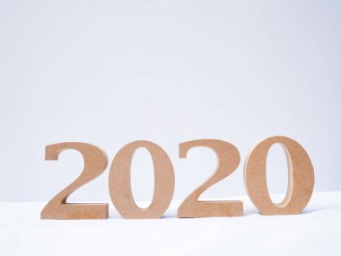 Beyaz arka planda 2020 tahta karakter. Yeni yılda iyi tatiller.