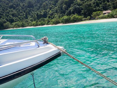 Güzel bir gün ışığında Mavi denizli bir sürat teknesi