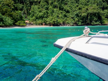 Güzel bir gün ışığında Mavi denizli bir sürat teknesi