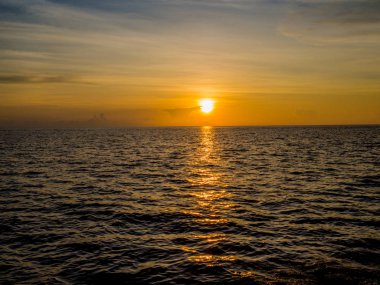 Gün batımından itibaren su yüzeyindeki altın yansıma çok güzel.