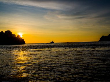 Gün batımından itibaren su yüzeyindeki altın yansıma çok güzel.