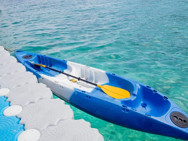 Blaues Kajak mit blauem Meer bei Tageslicht, Reisepläne im Urlaub oder nach der Pensionierung — Stockfoto