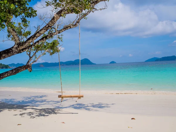 带白色沙滩海景背景的绳索和竹竿摆动，假日或退休后的旅行计划 — 图库照片