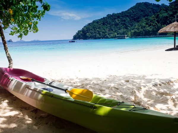 白沙滩上的独木舟，淡淡的大海，假日或退休后的旅行计划 — 图库照片