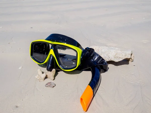 Snorkel σε λευκή άμμο παραλία με φόντο το γαλάζιο του ουρανού, Απολαύστε ψαροντούφεκο Περιήγηση στις διακοπές σας — Φωτογραφία Αρχείου